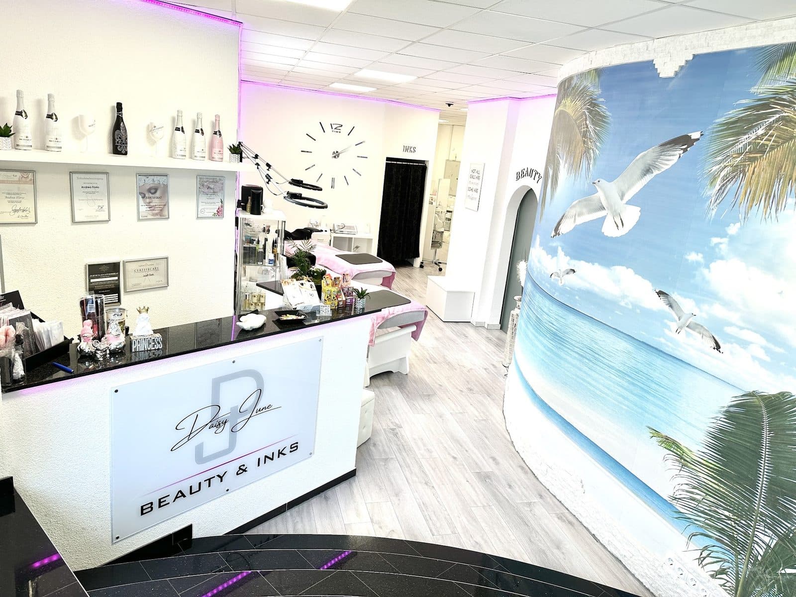 Empfang mit Palmenwand im Studio DAISY JUNE Beauty & Inks bei Ludwigsburg