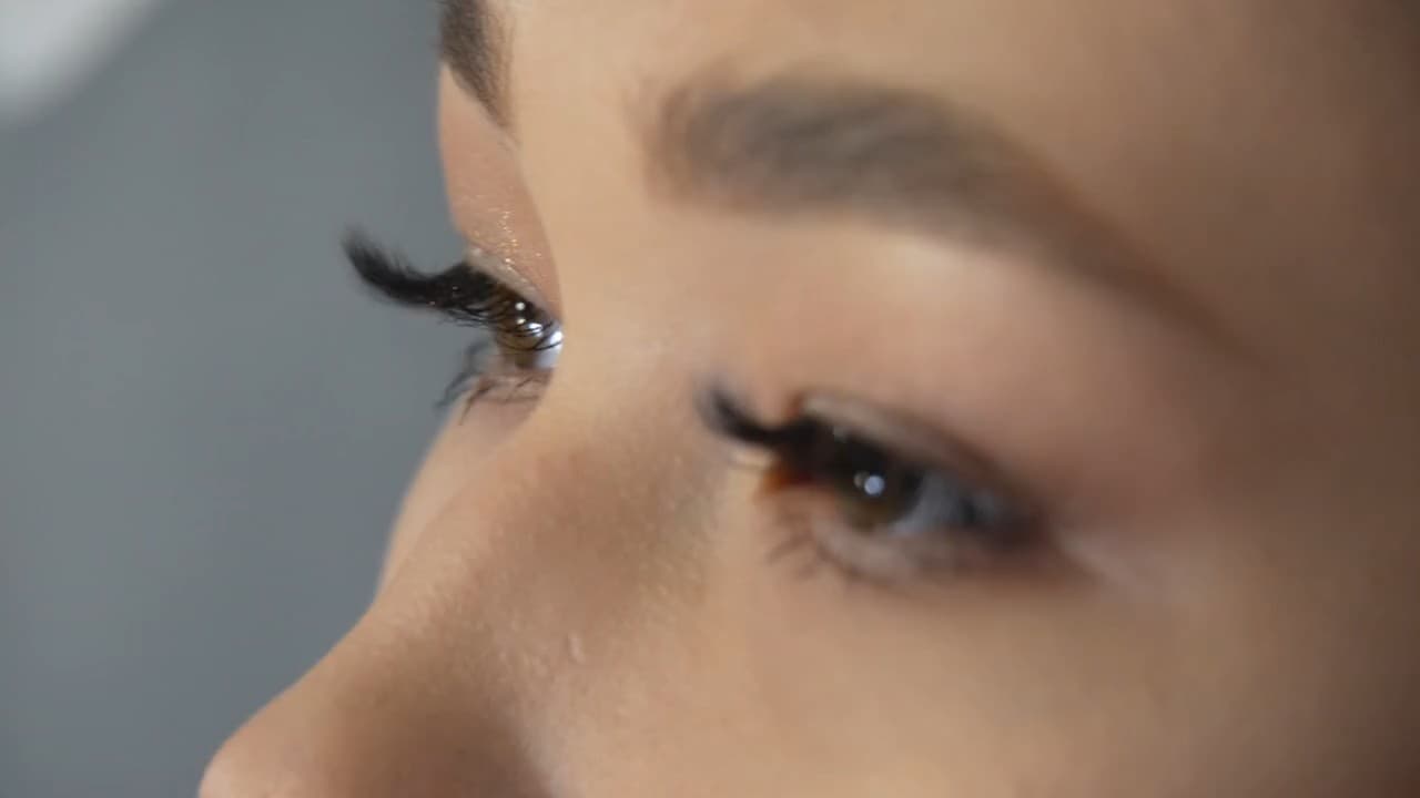 Wimpernschulung bei DAISY JUNE: Nahaufnahme von Wimpern und Augen-Make-up